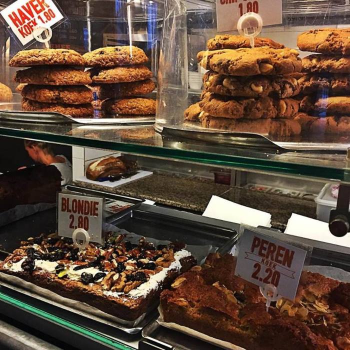 Vers gebakken koekjes en cake in de vitrine