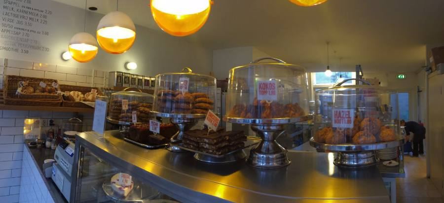 Vitrine met gebak bij Broodnodig Mariaplaats